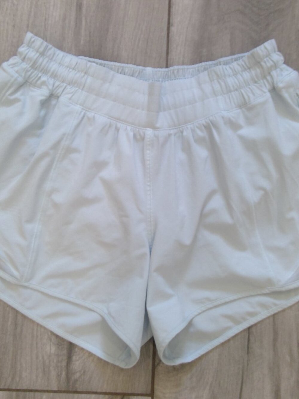 Lululemon low rise 4in hotty hot shorts